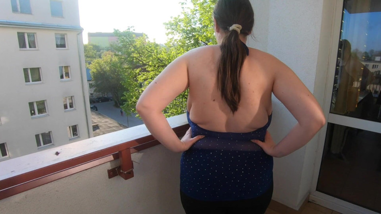 Lingerie Review: Przymierzając przezroczyste bluzki bez cenzury