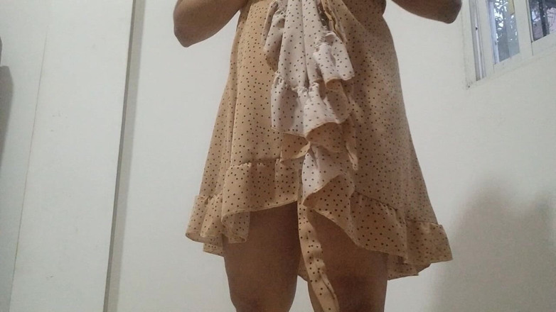 PATY PATY: Styvdotter städar sitt hus medan hon väntar på styvfar medan...