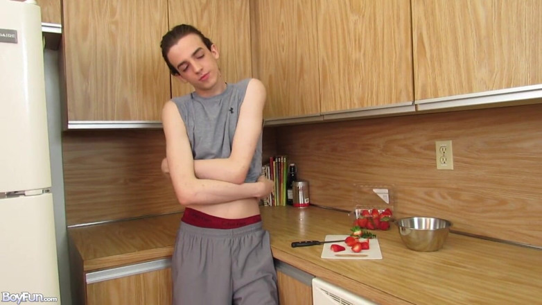 Boyfun: Twink Avery głaszcze w kuchni