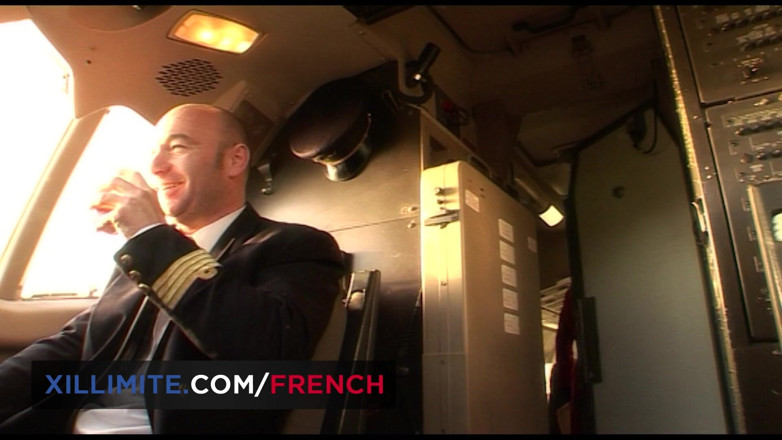 French girls at work: La azafata tetona cuida bien al piloto entre 2 vuelos