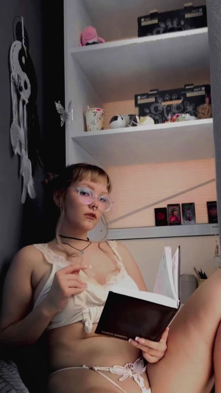 Body_lyric: Неловкая мастурбация студентки на балконе