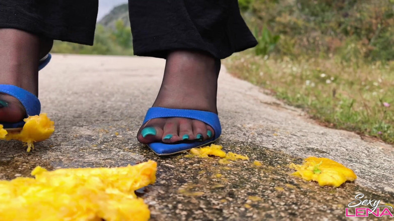 Goddess Lena: Écraser en talons hauts
