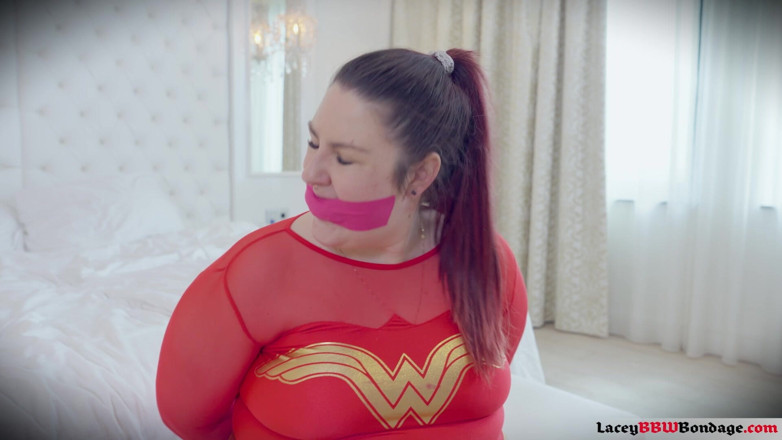 Lacey BBW Bondage: Lacey - froschgefickt und mit klebeband geknebelt als Wonder woman von...