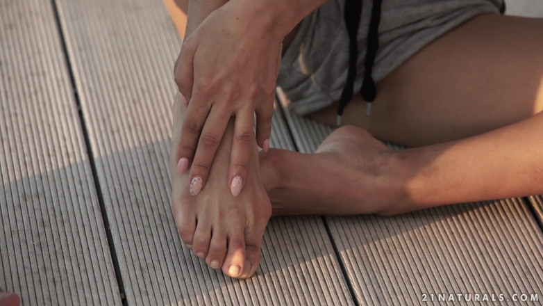21 Naturals: 21 Naturale - Charlie Dean ama i piedi di Veronica Leal!