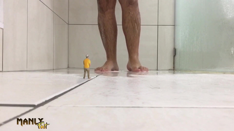 Manlyfoot: Tiny Little Pervers - colegă de cameră uriașă - Fii-mi bun minuscul...