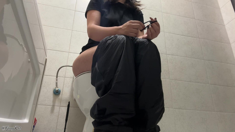 GassyKat: Szalona toaleta pierdzi w czerni! Sutek pops