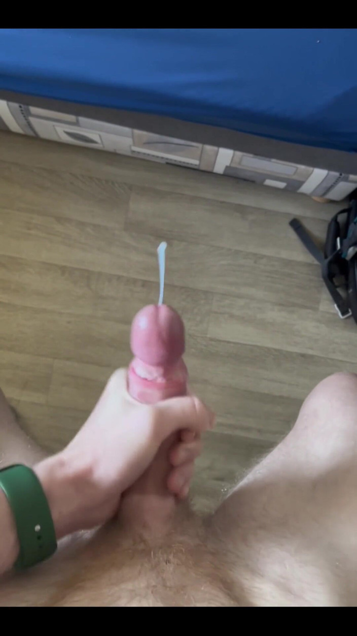 Johnny69227: Збуджений twink потрібно звільнити!