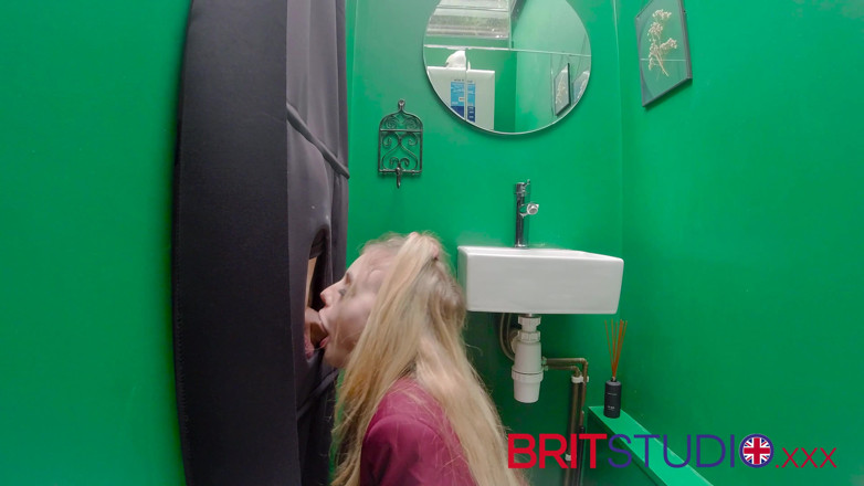 Brit Studio: Gloryhole : une étudiante de 18 ans suce une bite