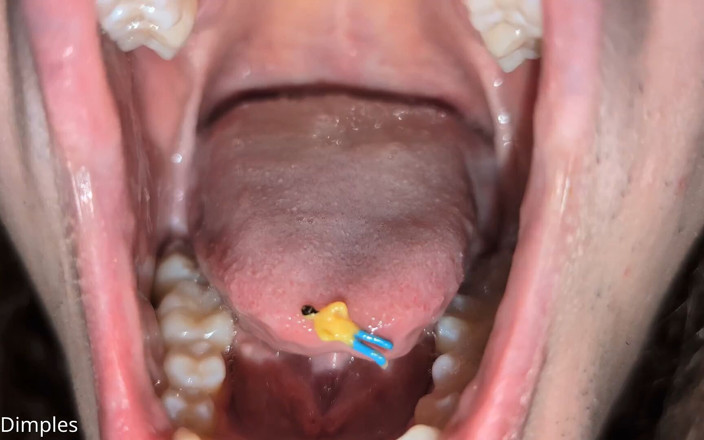 Miss Dimples: Giganta Femboy encuentra pequeño humano en su escritorio - giganta y...