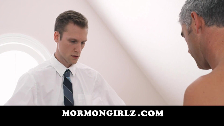 Mormon Girlz: Mormongirlz - azgın yaşlı adam onları izlerken ateşli bir kızla sikişiyor