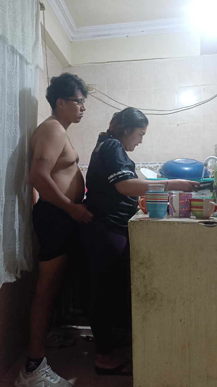 Eatrella j: Saya mengongkek adik tiri saya di dapur, ibu tiri saya...