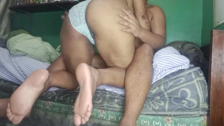 BigassMILF40: Pantat montok tetanggaku lagi asik nyepong kontol