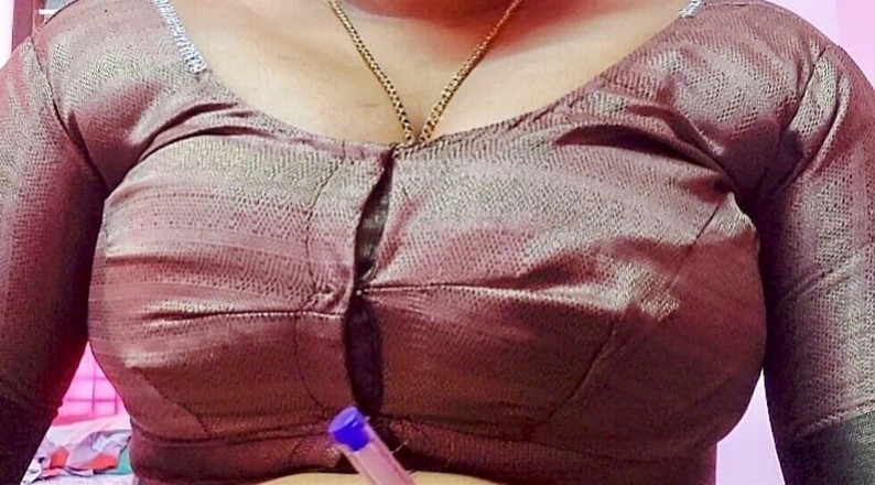 Desi Mohini: 내 가장 친한 친구의 새엄마는 그녀의 큰 젖탱이를 사용해