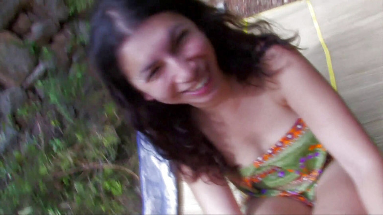 Galaxy Orgy: Une jolie brune seule dans les bois se fait baiser...