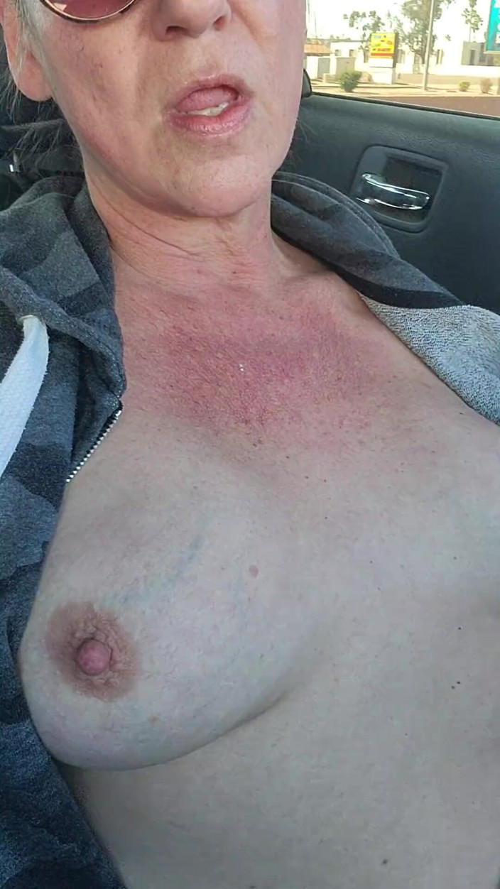 EliteLadyS: 그녀의 오지는 작은 딜도로 다시 야외에서 자위해야 하는 음란한 미국 밀프