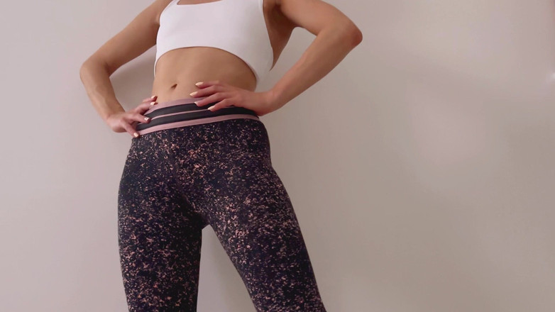 Quinn Pie: Une fille de gym en pantalon de yoga se touche...