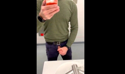 TJenner: 기차 정류장 Boner, 화장실에서 잭 오프와 정액까지