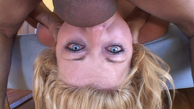 French X: Awek blonde menghisap dan mengongkek dua zakar hitam besar dengan...