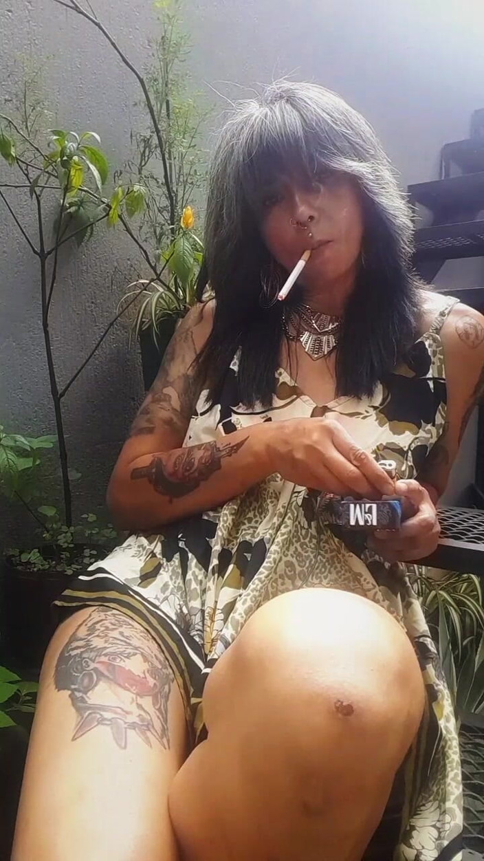 Casia Castro: आउटडोर स्मोक टीज़ - मुझे धूप में खेलते हुए देखें