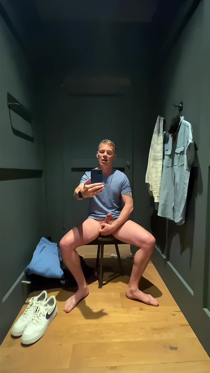 NakedFoxx: Riskantní honění v šatně: Next Cubicle Guy mě slyší Cumming - Obrovský...