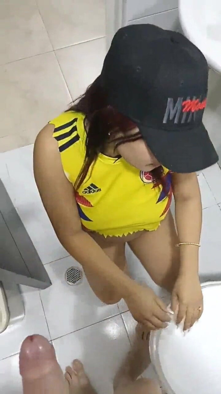 Pikaa6: Une brune de 18 ans aux gros seins flasques de New...