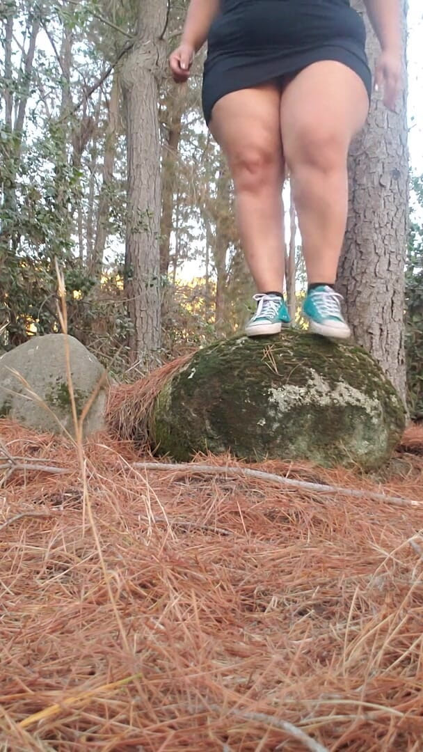 Riderqueen: Une belle-mère adore le cul dans la forêt