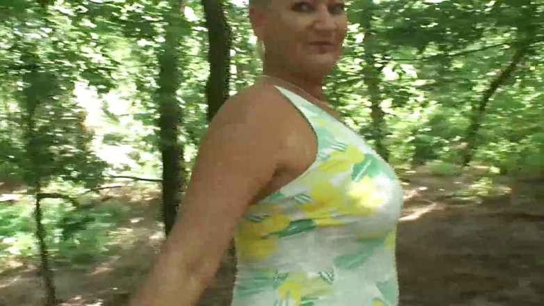Mature Climax - 100% Mature Videos: Tetas grandes maduras chupando y follando afuera