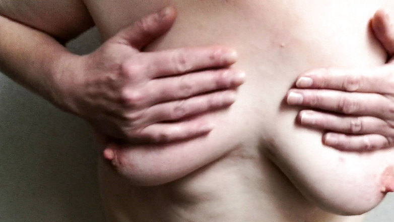 Bouncy Tits Action: 내 젖탱이를 당기고 아주 잘 때려