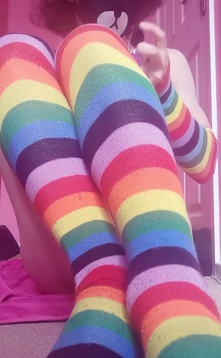 Rainbow Femboy: Muasin memeknya pakai dildo ukuran raksasa ini! Pantatku enak banget...