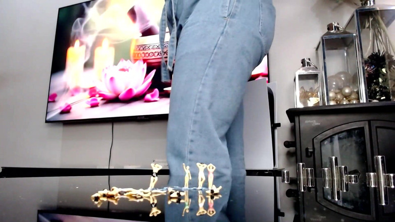 Maeling: Pequeña colonia aplastada en jeans mezclilla y culo sofocado sin...