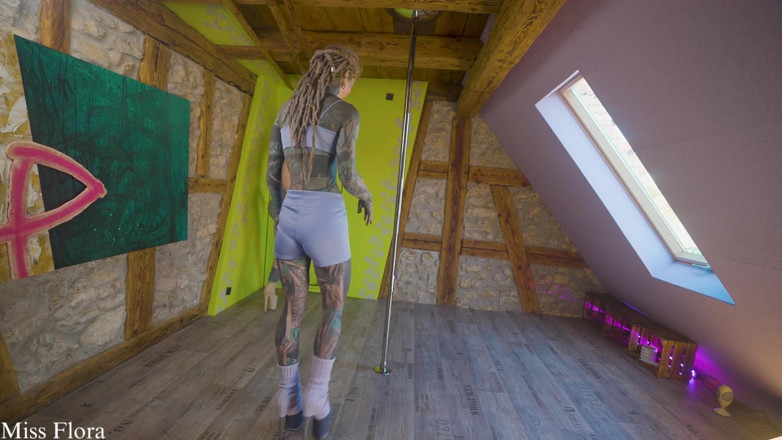 Miss Flora: Anuskatzz me ensina como poledance