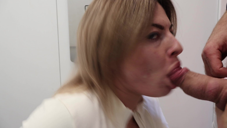 Laura Dee: Pov: Làm tình nhanh trong thang máy mạo hiểm - vú...