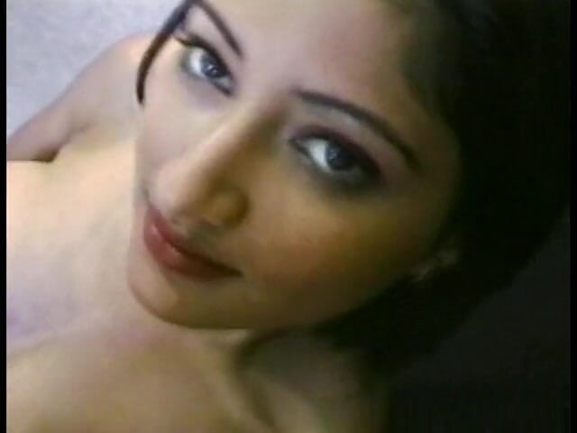 Girls Download Porn: Une jolie indienne suce une bite