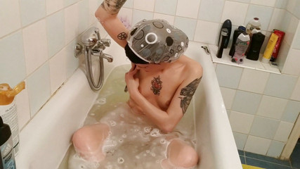 Beth Kinky: Baño y afeitado