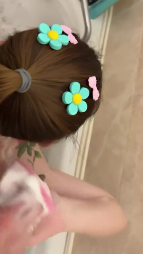 Loly Lola: Menghisap semasa mandi