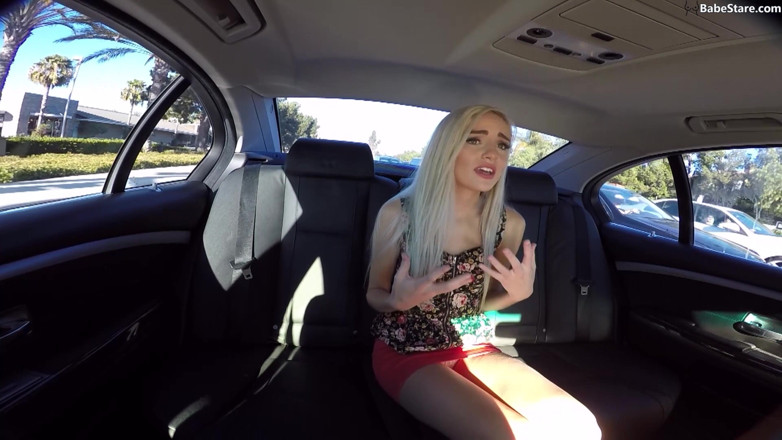 Babe Stare: Cette blonde est pro au sexe en voiture