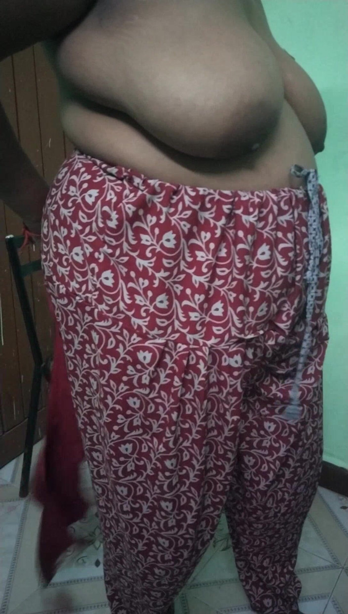 Tamil lesbian: Tři tetičky sexy šaty v mé ložnici
