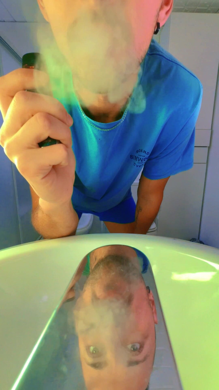 Eddie Star: Détente matinale devant le miroir