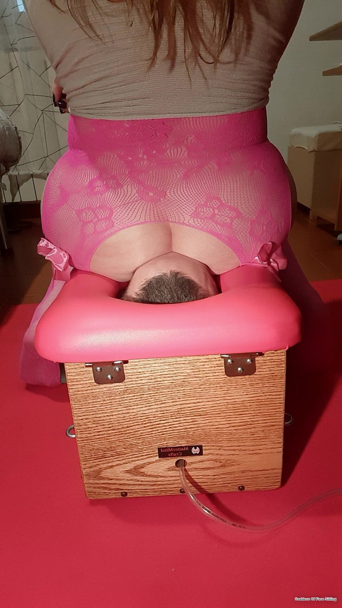 goddess82: Îngropat sub pizda și curul meu!