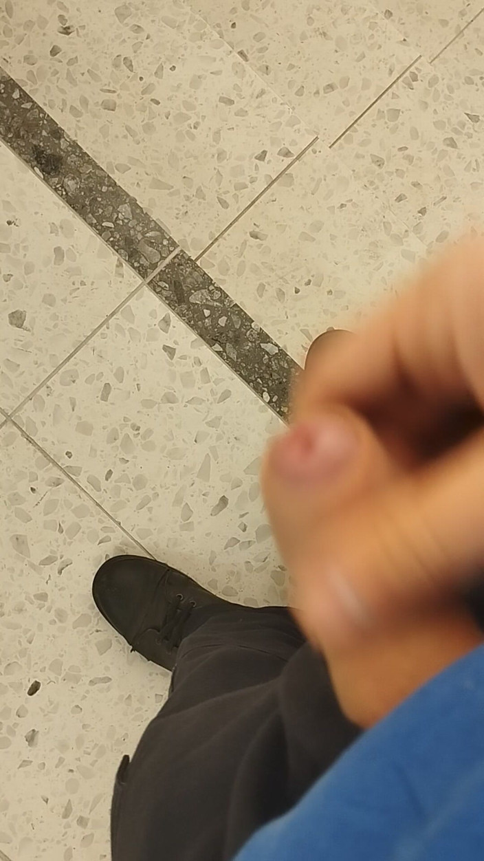 Bayer911: Zeer risicovolle masturbatie in het trappenhuis van de parkeerplaats