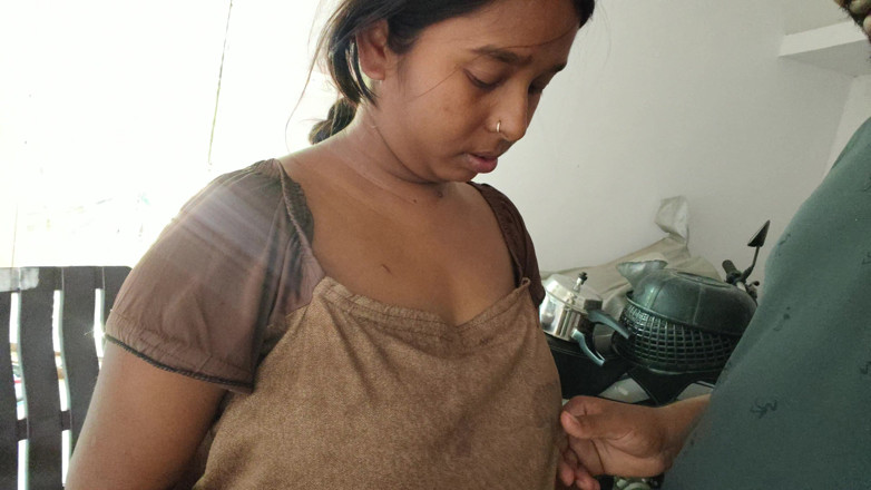 Premi pooja: Perlahan-perlahan awak mencium buah dada bhabhi dan bhabhi menjadi gembira.