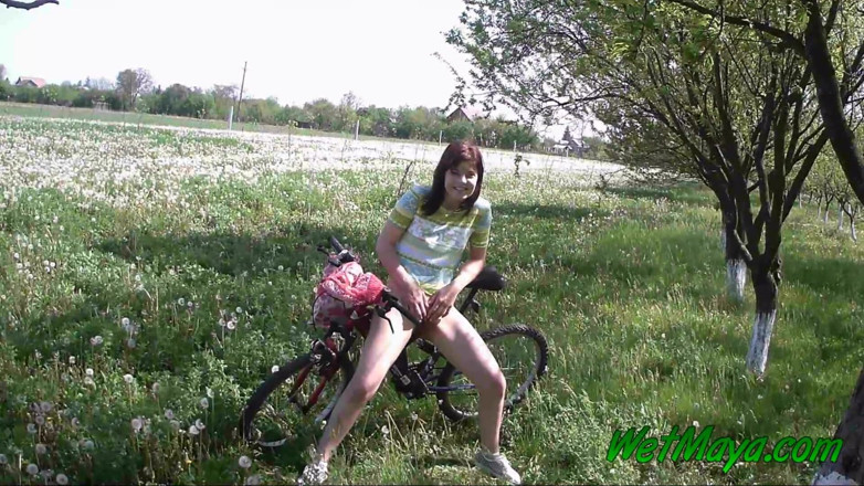 Wet Maya: Писсинг на ее велосипеде