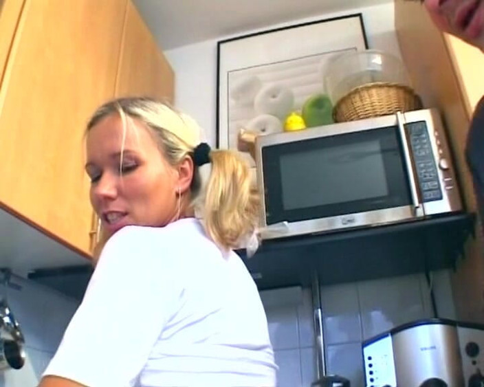 German's MILF: Mama vitregă blondă din Germania călărește pula în bucătărie