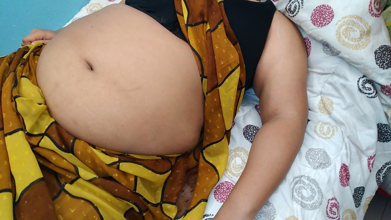 Aria Mia: Mucama asiática descansando a escondidas, follada después de ver al...