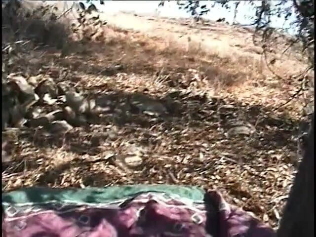 Cumming Soon: Un fétichiste des pieds trouve une fille dans les bois...