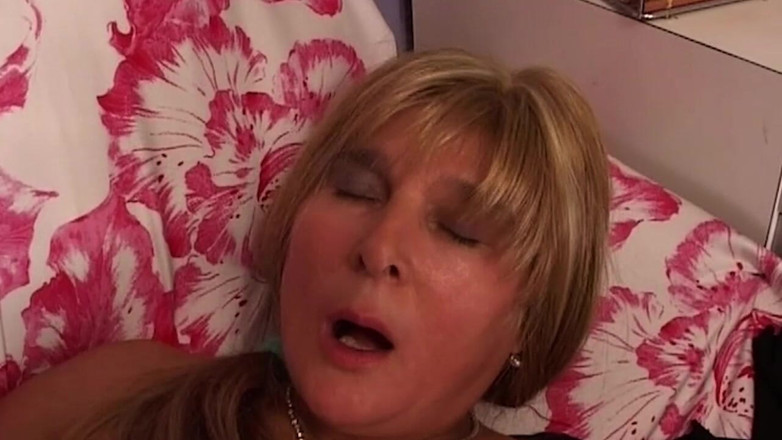 THAGSON MILFS: Matură sexy blondă suge pula trepidantă și este udată în poziția capră