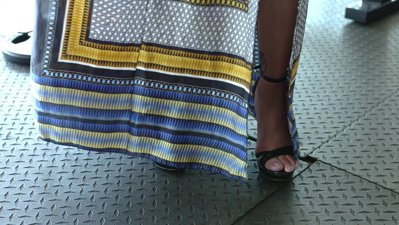 Loveherfeet: 性感的双脚熟女amia miley享受被她的脚爱人舔舐她的脚