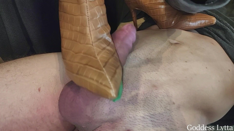 Queen Lytta ballbusting and cum lick: Sexy Lytta tritt schlampenbälle, bis sie explodiert, dann melken sie...