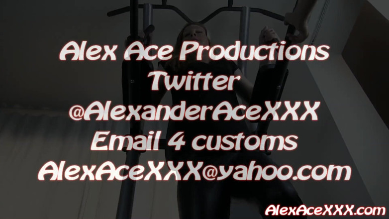 Alex Ace 305: ベイリーは魅了され、彼女のおっぱいとへそを持っています