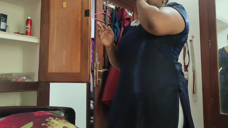 Anne Ipe: India kavisli kız tamamen çıplak ve giyiniyor